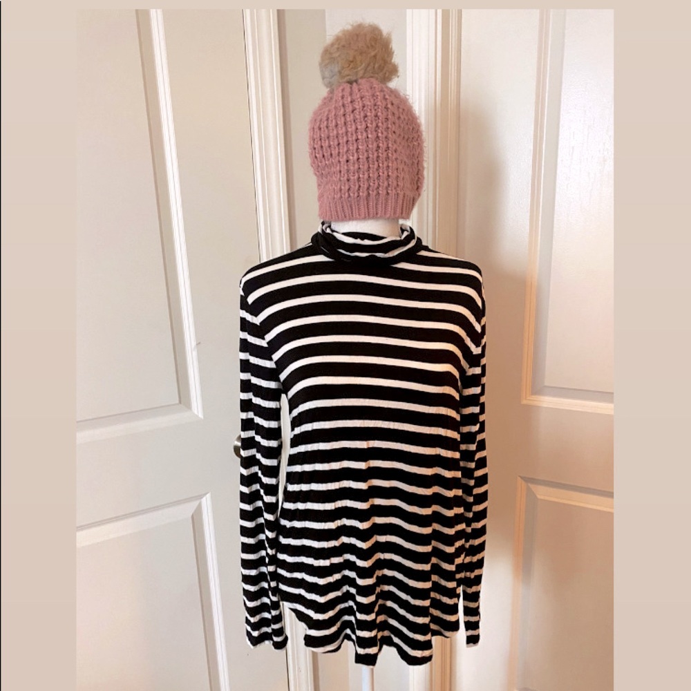 Black/white stripped long-sleeve turtle neck